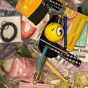 Your Scoop can contain Fashion Jewelry and Mix Accessories